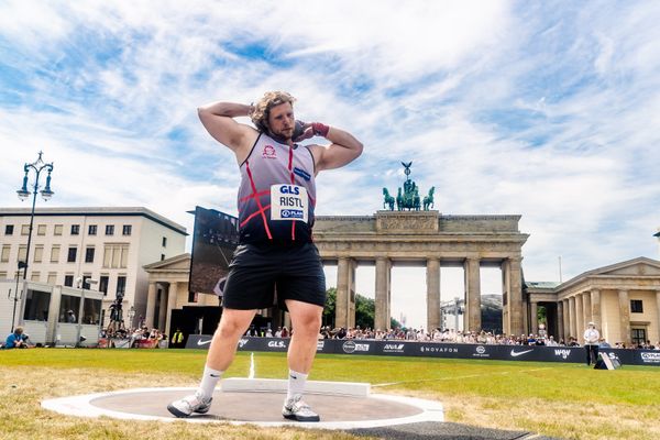 Silas Ristl (LAC Essingen) beim Kugelstossen waehrend der deutschen Leichtathletik-Meisterschaften auf dem Pariser Platz am 24.06.2022 in Berlin